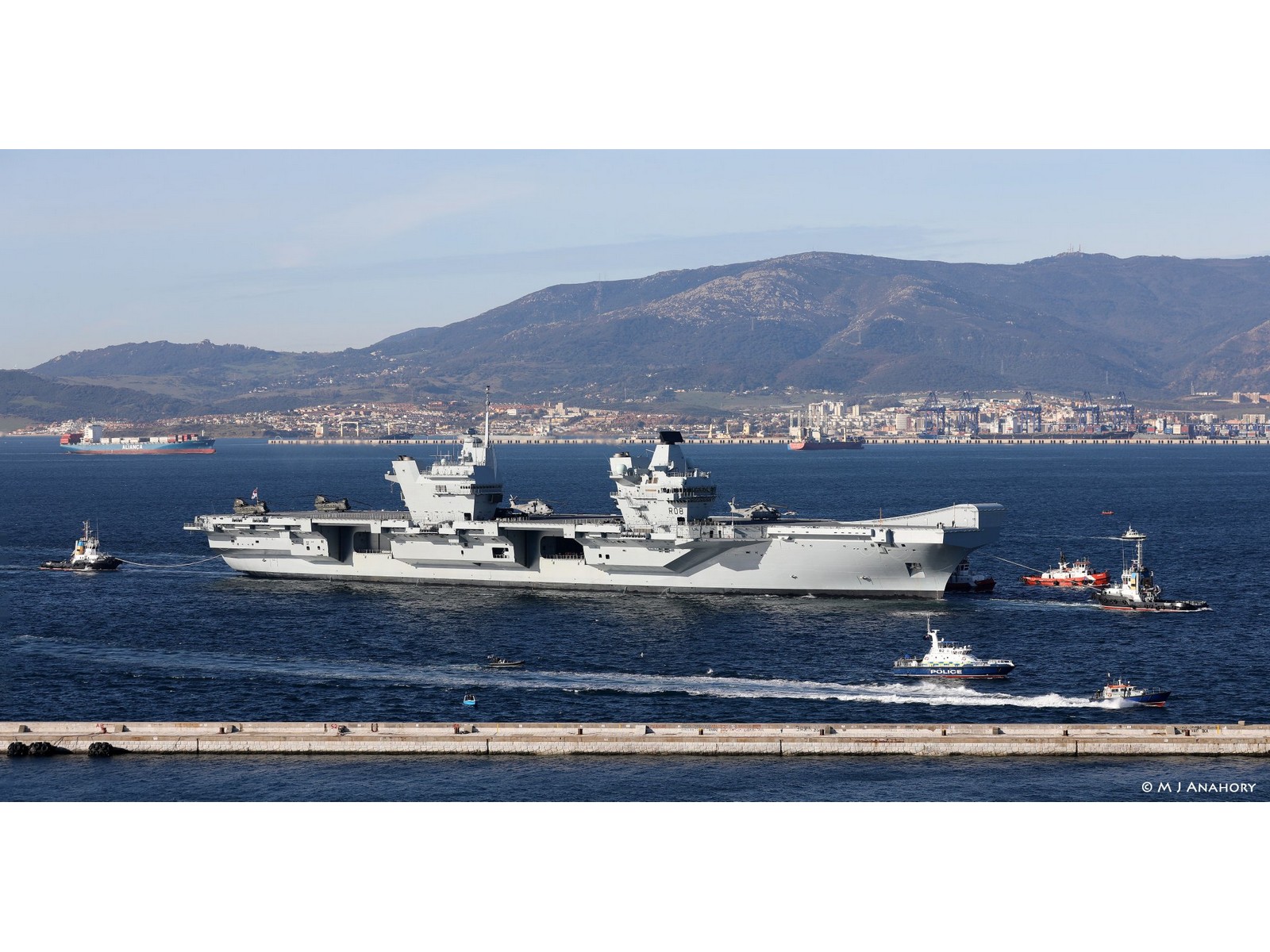 Portaaviones HMS Queen Elizabeth llegando al Puerto de Gibraltar. Al fondo, Algeciras (via Moses Anahory) .jpg